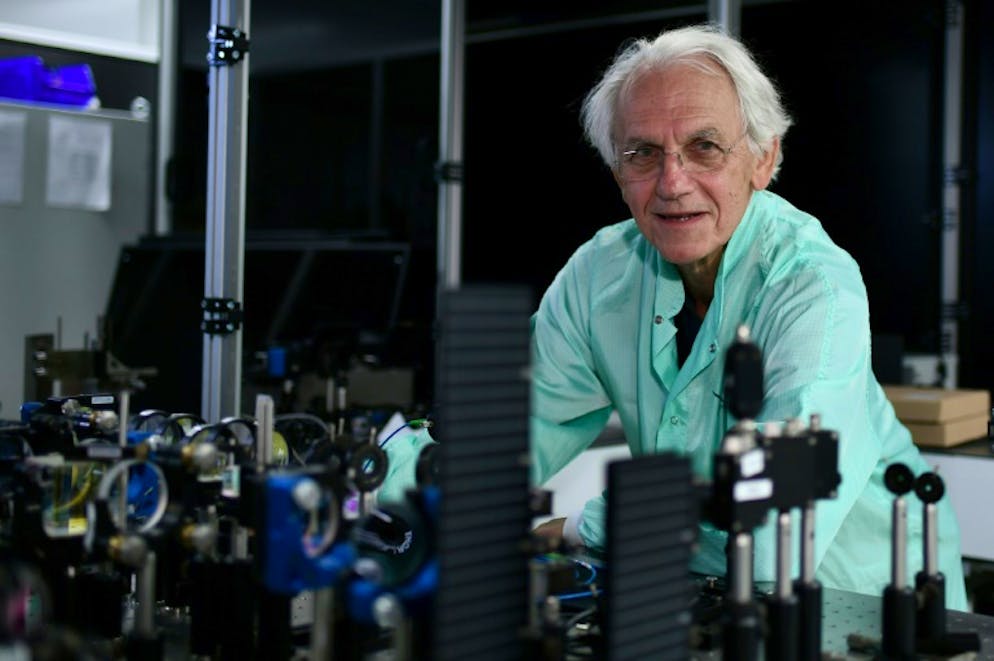 Gérard Mourou à son laboratoire de l'Ecole polytechnique le 2 octobre 2018 à Palaiseau, après avoir été récompensé du prix Nobel de physique 2018 avec deux autres chercheurs, dont son ancienne étudiante