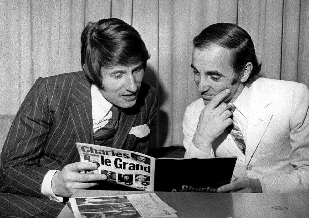 Charles Aznavour. Aux côtés de Udo Jürgens lors de la pause d'un concert à Berlin (photo non datée)