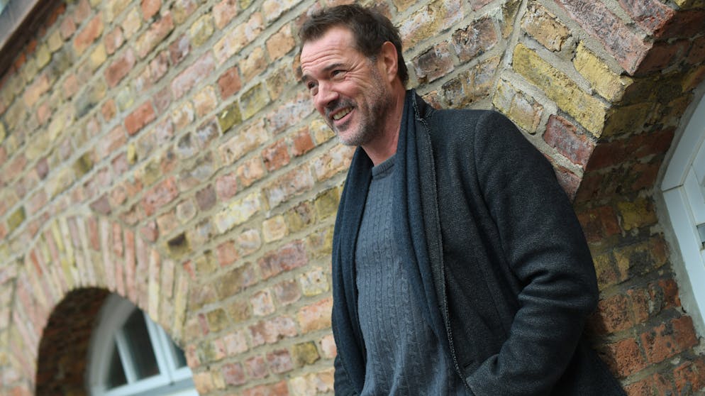 Sebastian Koch: Die Bilder. Rosenkavalier: «Der Name der Rose» ist Millionen von Menschen als Roman und Film ein Begriff. Jetzt entsteht nach der literarischen Vorlage von Umberto Eco eine gleichnamige Fernsehserie mit Sebastian Koch in einer der Hauptrollen.