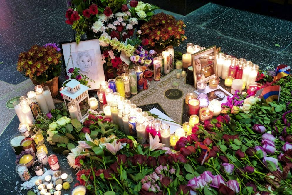 Aznavour: émotion à travers le monde et un hommage national à Paris. Des fleurs et des bougies déposées sur l'étoile de Charles Aznavour à Hollywood le 1er octobre à Los Angeles