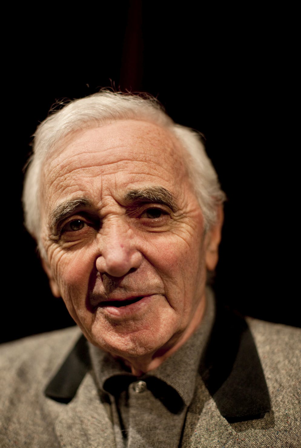 Charles Aznavour. Ces derniers mois, il avait dû annuler quelques concerts à cause d'un souci aux reins en avril et à une fracture de l'humérus gauche en mai. Mai il avait fini par regagner la scène en septembre avec deux concerts au Japon.