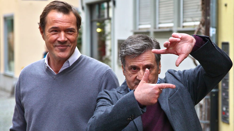 Sebastian Koch: Die Bilder. Pausenclown: Der französische Schauspieler Daniel Auteuil (r.) und der deutsche Schauspieler Sebastian Koch alberten bei den Dreharbeiten zum Film «Bamberski-Der Fall Kalinka» in Lindau (Bayern) am Set herum. Das Justiz-Drama kam 2015 in die Kinos.