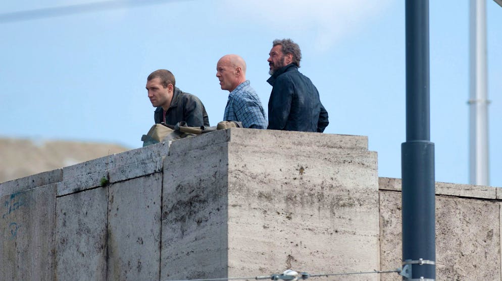 Sebastian Koch: Die Bilder. Shootingstar: Actionreich ging es für Sebastian Koch (r.) am Set von «Stirb langsam 5» an der Seite von Action-Star Bruce Willis (M.) zu. Auch der australische Schauspieler Jai Courtney (l.) ist in dem Action-Streifen zu sehen. Gedreht wurde er in Teilen im ungarischen Budapest, wie etwa diese Dachszene aus dem Jahr 2012.
