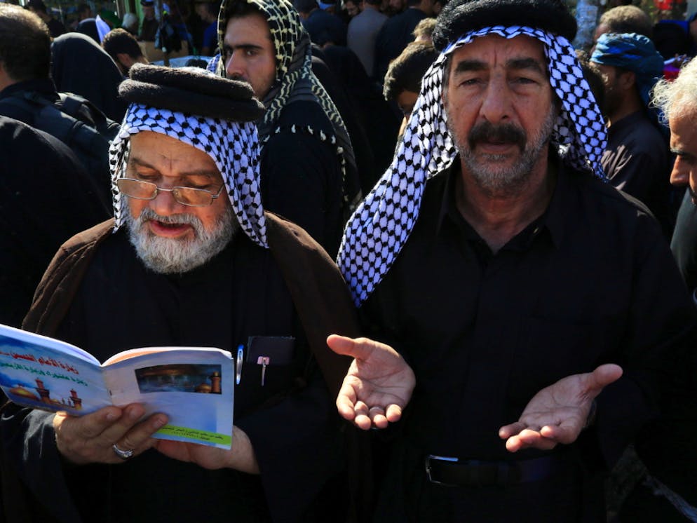 Le pèlerinage de l'Arbaïn commémore la mort du troisième imam des musulmans chiites, l'imam Hussein, mort en "martyr" en 680 lors de la bataille de Kerbala.