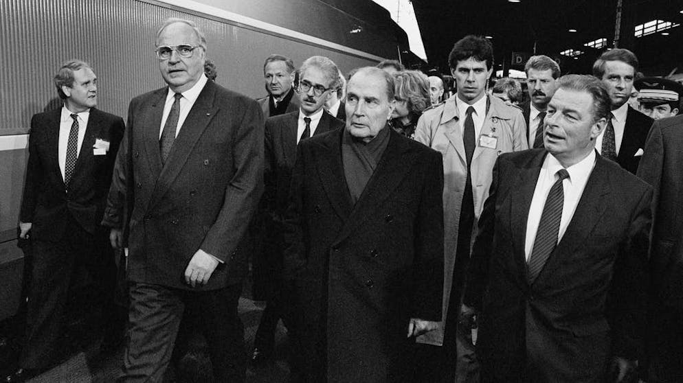 Ces chefs d'État ont fait ériger des monuments à leur gloire de leur vivant. Le président français François Mitterrand, ici avec l'ancien chancelier allemand Helmut Kohl et le président de la Confédération suisse Jean-Pascal Delamuraz à Bâle, en 1989, a lui aussi laissé quelques souvenirs monumentaux à son peuple.