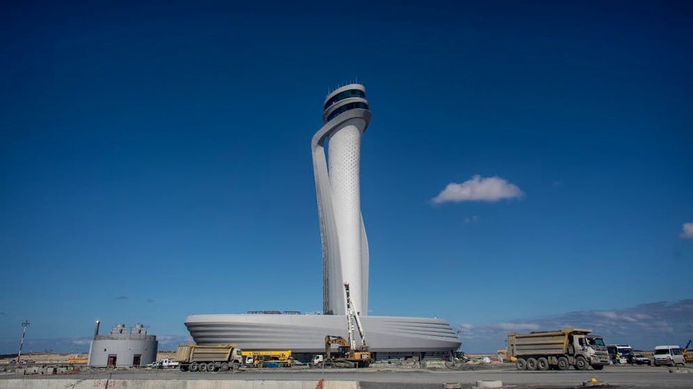 Ces chefs d'État ont fait ériger des monuments à leur gloire de leur vivant. Cet aéroport est destiné à devenir le plus grand du monde. Cependant, ce qu'Erdogan attend par-dessus tout de ce chantier titanesque, c'est qu'il lui permette de laisser une trace dans l'histoire. Comme beaucoup d'autres chefs d'État qui ont fait ériger des monuments à leur gloire de leur vivant.
