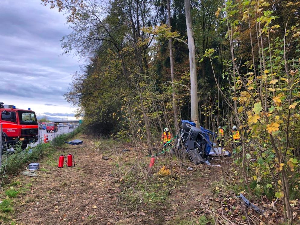 Un véhicule utilitaire de l'armée s'est renversé dans un virage sur l'A1 près de Deitingen (SO). Quatre membres de la police militaire ont été blessés, dont un grièvement.