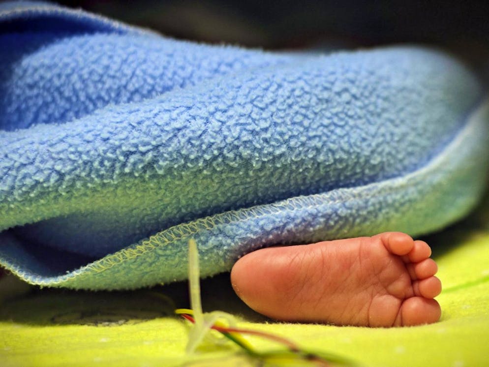 Dès l'an prochain, les parents d'un enfant né sans vie devraient pouvoir le faire inhumer plus facilement (image symbolique).