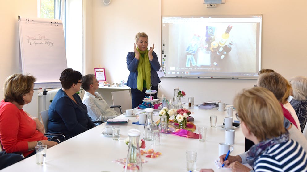 Letzte-Hilfe-Kurs hilft beim Begleiten von Sterbenden. In Kursen wie hier in Dortmund (D) sollen Ängste abgebaut und uraltes Basiswissen über Sterbebegleitung weitergegeben werden.