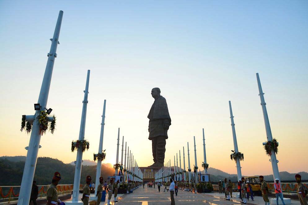 L'édifice de bronze, de béton et d'acier mesure au total 182 mètres de haut et représente Sardar Vallabhbhai Patel.