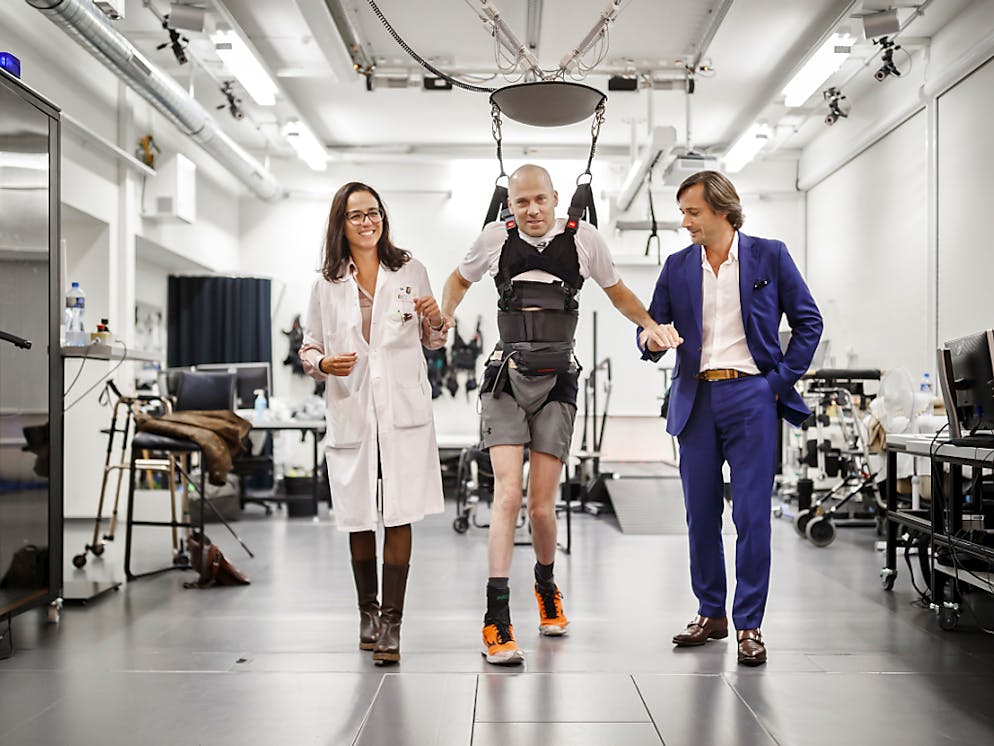 Le patient paraplégique Sebastian Tobler, au centre, entouré des professeurs Grégoire Courtine et Jocelyne Bloch.