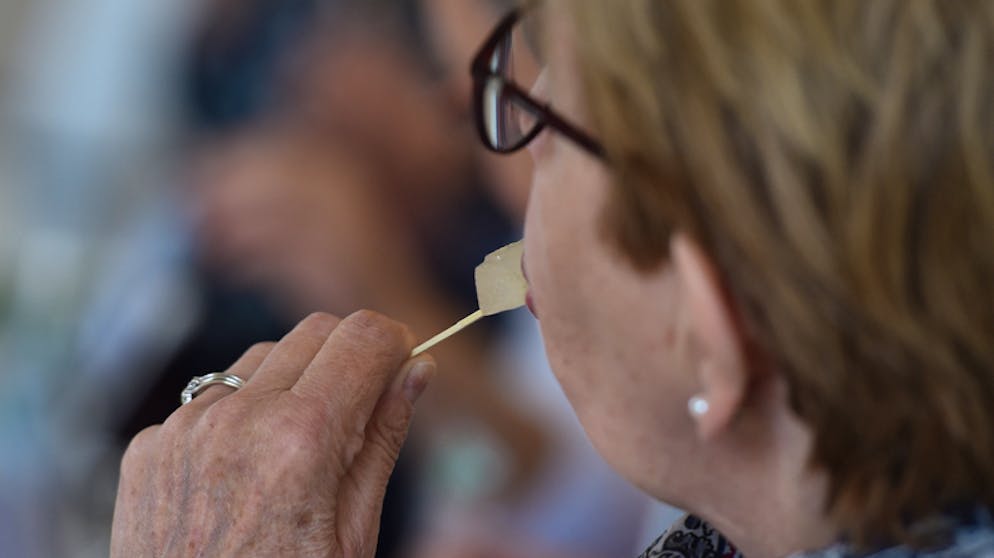 Letzte-Hilfe-Kurs hilft beim Begleiten von Sterbenden. Eine Teilnehmerin testet beim Letzte-Hilfe-Kurs gefrorenen Zitronensaft. Es tue den Sterbenden gut, wenn die Lippen mit Feuchtigkeit benetzt würden und sie geliebte Geschmäcker wahrnehmen könnten, wie die Expertin erklärt.