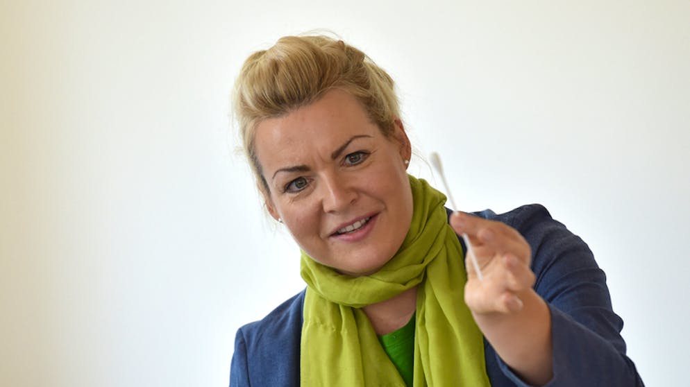 Letzte-Hilfe-Kurs hilft beim Begleiten von Sterbenden. Alexandra Hieck erklärt, wie man mithilfe eines Wattestäbchens das Leiden sterbender Menschen lindern kann.