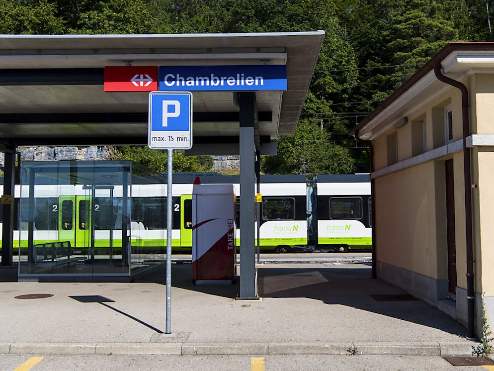Le projet pour l'heure retenu par le Conseil fédéral mise sur la construction d'un tunnel pour éviter le fameux cul-de-sac de Chambrelien (archives).