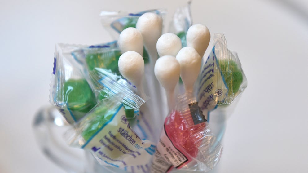 Letzte-Hilfe-Kurs hilft beim Begleiten von Sterbenden. Auch kleine Schwämme können diesen Zweck erfüllen und den Sterbenden laben.