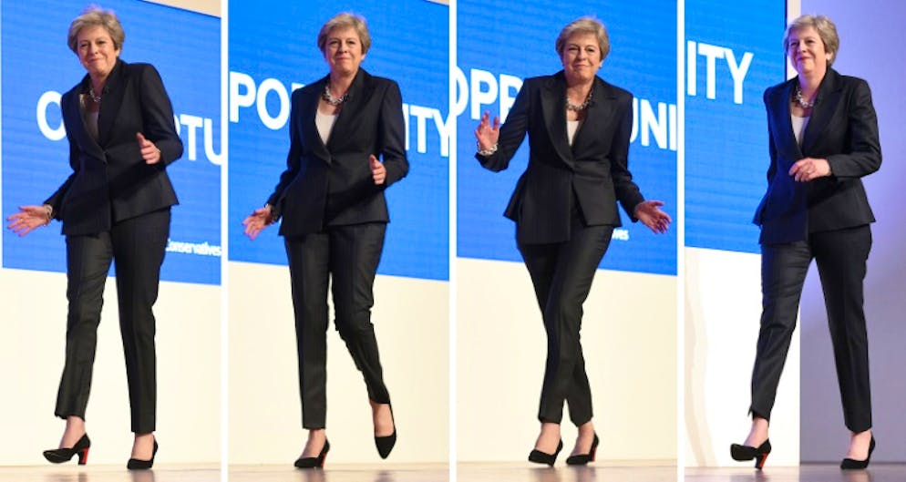 La Première ministre britannique Theresa May esquissant des pas de danse avant son discours en clôture du congrès des Tories à Birmingham, le 3 octobre 2018