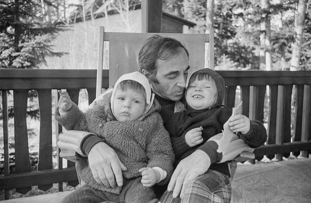 Charles Aznavour. Charles Aznavour et ses enfants Katia et Mischa à Crans sur Sierre, le 13 janvier 1973.