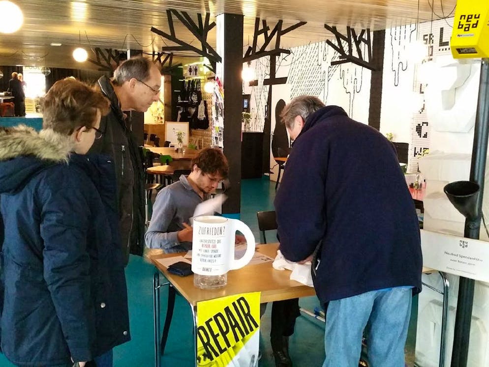 Une seconde vie pour mon portable. Un Repair Café se tient aussi régulièrement à Lucerne. Il suffit de signaler la nature du problème en déposant l’appareil à réparer...