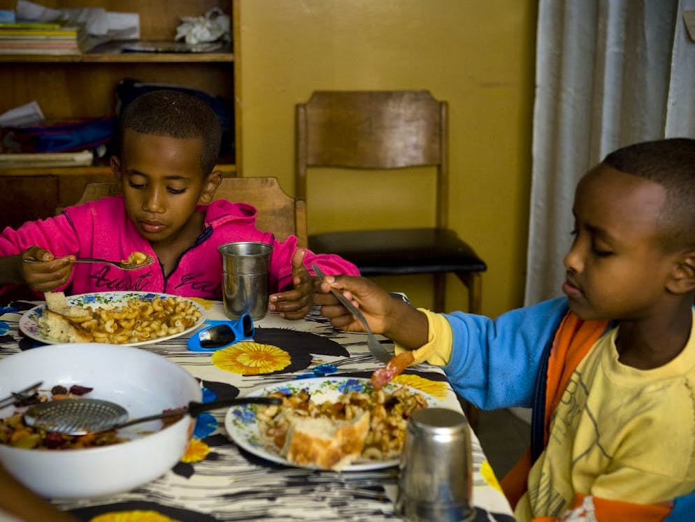 Une seconde vie pour mon portable. Dans le cadre du programme Mobile Aid de Swisscom, les anciens portables sont transformés en dons en faveur des enfants en détresse.