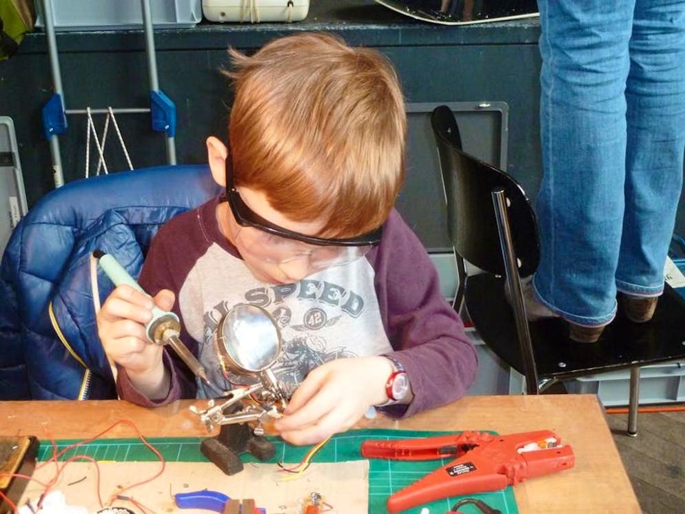 Une seconde vie pour mon portable. Les enfants sont les bienvenus: même les plus petits ont la possibilité de jouer les réparateurs.