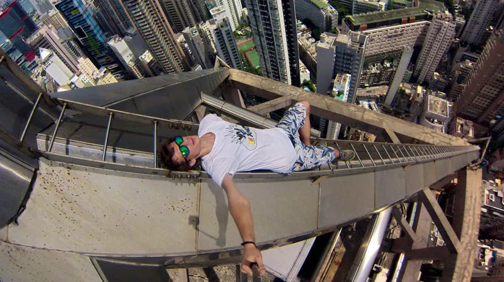 Alexander Remnow in halsbrecherisch-lässiger Pose über der Skyline von Hongkong: Immer mehr Menschen kommen bei Selfies ums Leben.