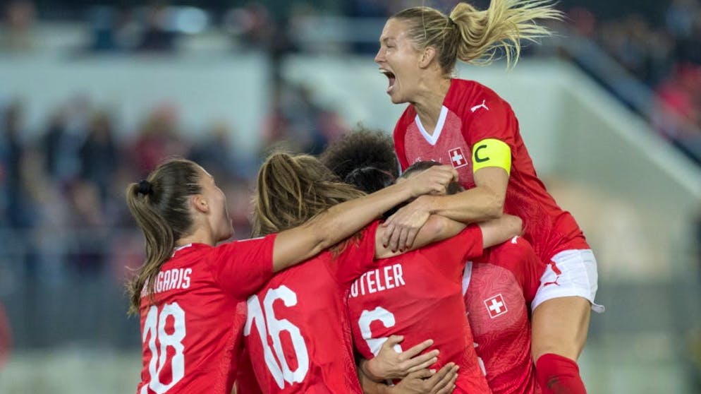 Geradine Reuteler (au centre) a ouvert la marque pour l'équipe de Suisse en première période.