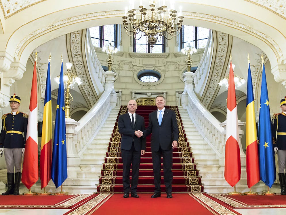 Il presidente della Confederazione Alain Berset si è recato in vista ufficiale oggi in Romania. Nella foto stringe la mano al presidente rumeno Klaus Iohannis.