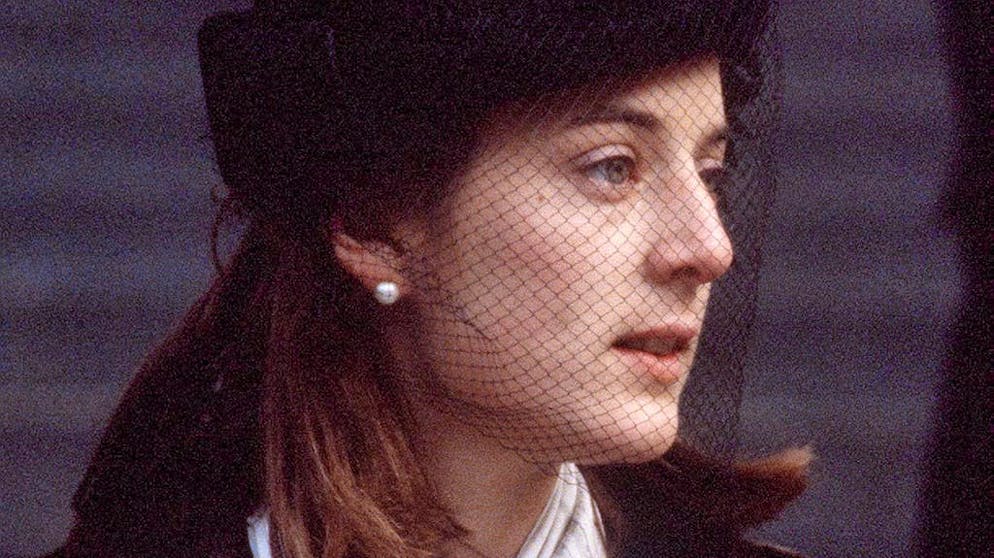 Ces 20 choses que vous ne saviez pas à propos du prince Charles. Diana Spencer n'est pas la première femme que Charles a demandée en mariage: d'après son biographe Jonathan Dimbleby, en 1979, il avait demandé la main de Lady Amanda Knatchbull, la petite-fille de son très cher grand-oncle Louis Mountbatten. Cependant, ce dernier ayant été tué dans un attentat de l'IRA peu de temps auparavant, l'heureuse élue avait à l'époque refusé de devenir un membre à part entière de la famille royale britannique.