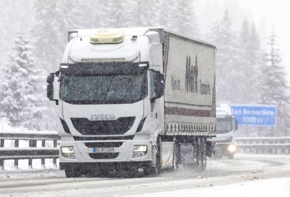Nella foto un camion in transito a San Bernardino con equipaggiamento invernale.