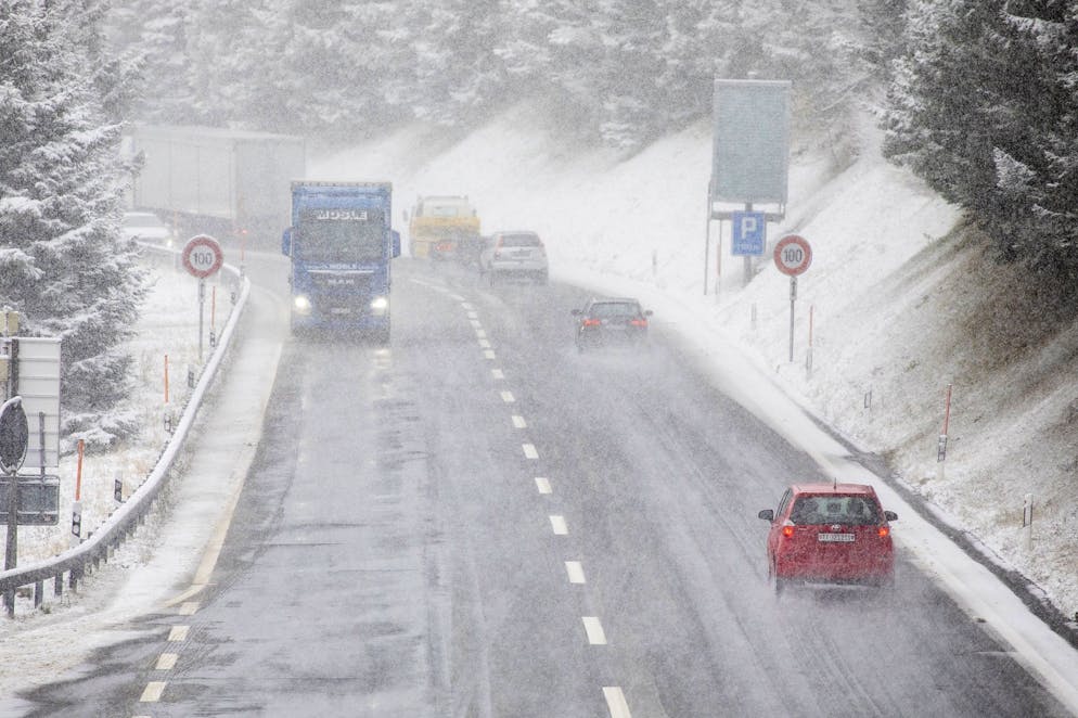 La neve ha reso il traffico alquanto difficoltoso a Pian San Giacomo.