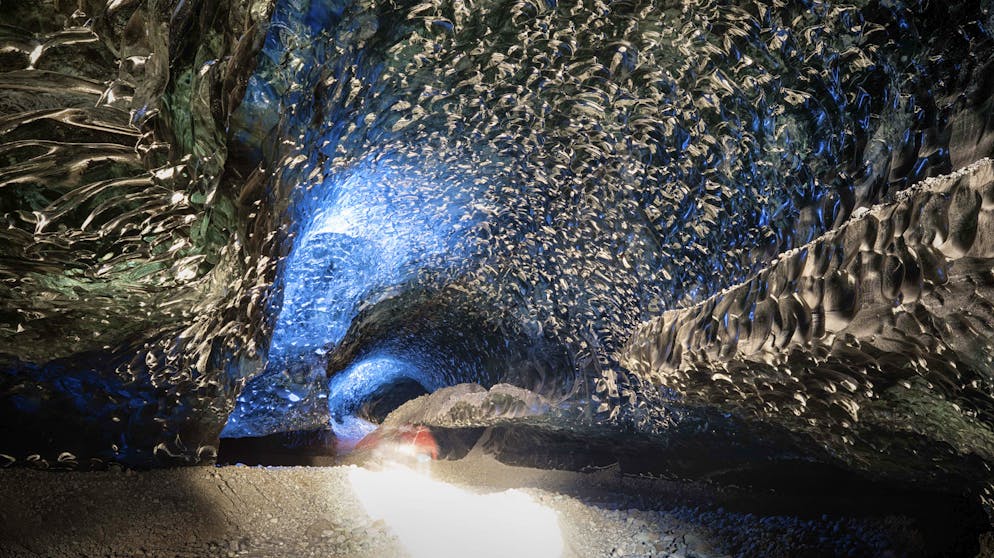 Wie aus einer anderen Welt: Die atemberaubenden Eishöhlen Islands. Im Sommer sind die Höhlen gefüllt mit Wasser, das im Winter aber gefriert. So entstehen in jedem Jahr anders aussehend Höhlen.