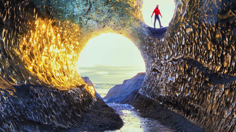 Wie aus einer anderen Welt: Die atemberaubenden Eishöhlen Islands. Dokumentiert wurden die fast surreal wirkenden, gigantischen Hallen unter Tage zuvor auch vom isländischen Fotografen Sigurur William Brynjarsson.