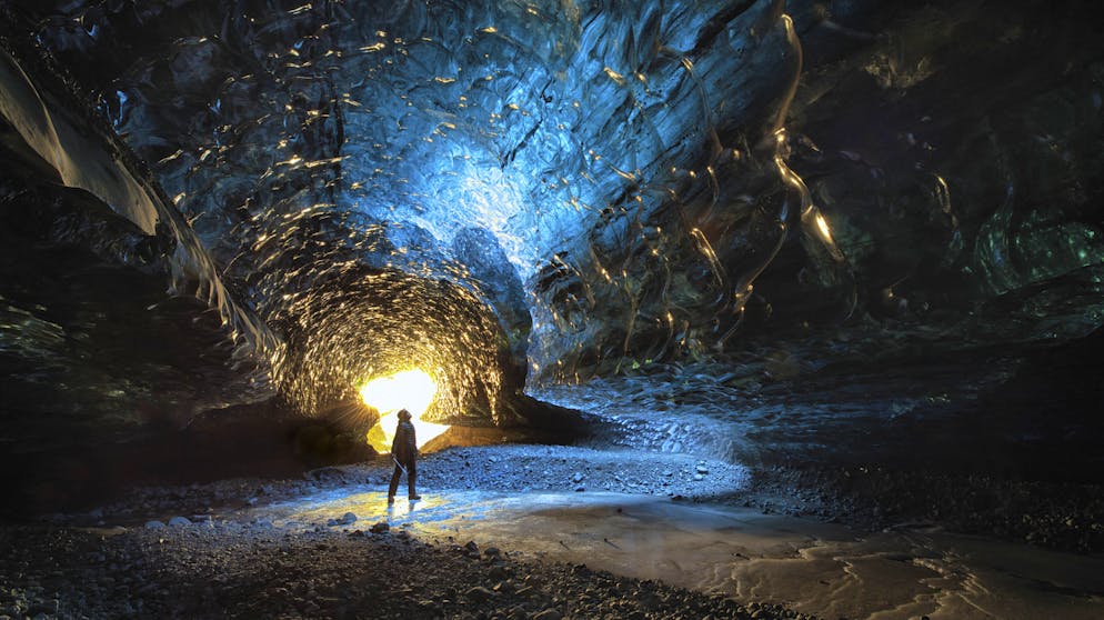 Wie aus einer anderen Welt: Die atemberaubenden Eishöhlen Islands. Die Eishöhlen entstehen durch Schmelzwasser, das durch den Gletscher nach unten rinnt und bestehendes Eis tauen lässt.