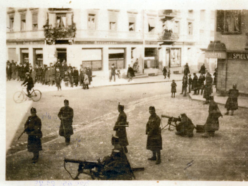 Una mostra al Museo nazionale di Zurigo si occupa dello sciopero generale del 1918. Nella foto: momenti di altissima tensione a Grenchen (SO).
