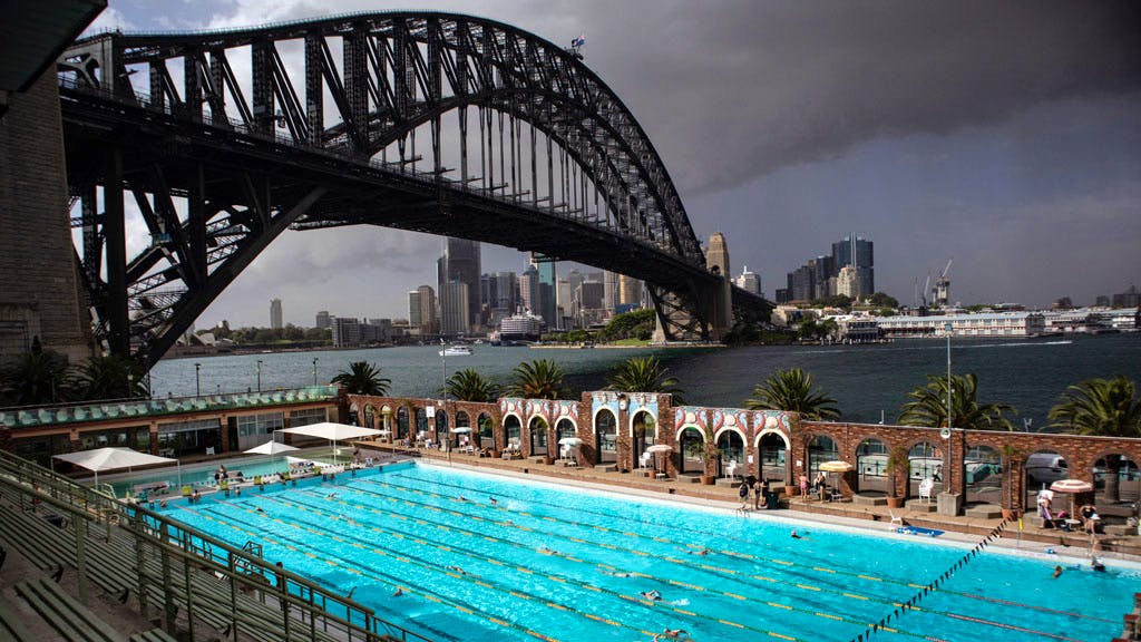 Extreme Trockenheit. Riesiger Sandsturm verdüstert Himmel über Australien