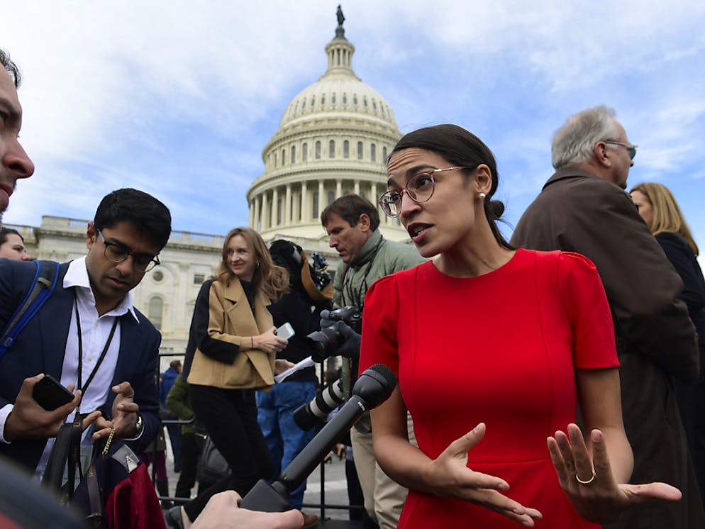 La giovane democratica Alexandria Ocasio-Cortez sostiene Nancy Pelosi per il ruolo di speaker in Parlamento