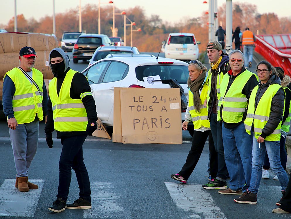 I gilet gialli iniziano ad affluire a Parigi