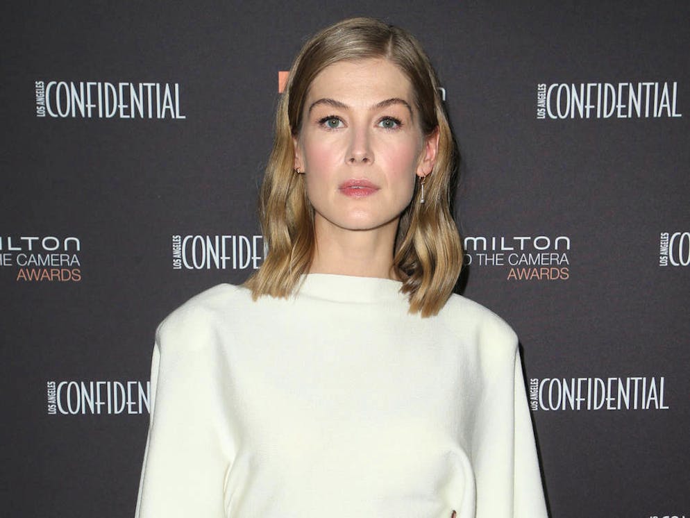 Rosamund Pike La Roue Du Temps Rosamund Pike : l'arrivée précoce de son deuxième enfant