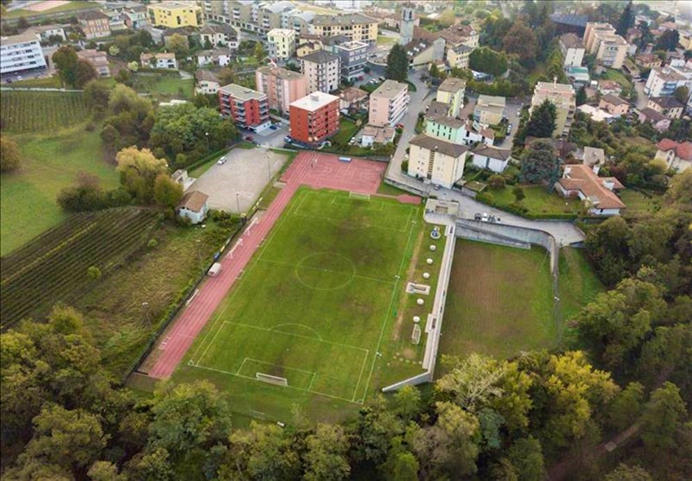 Veduta del campo sportivo di Vacallo dove dovrebbe sorgere la nuoca casa per anziani