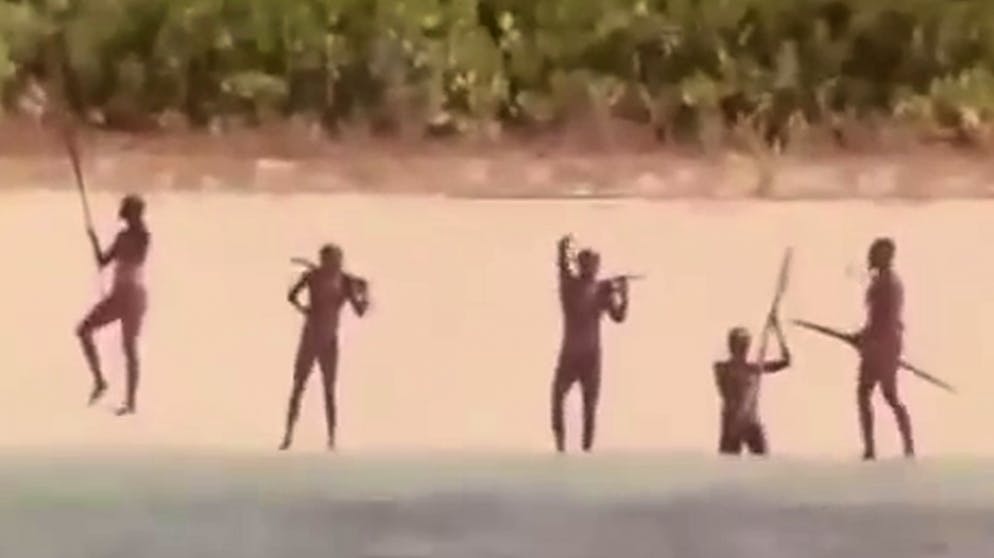 Die Sentinelesen. 1974 lockt eine Filmcrew des «National Geographic» Sentinelesen mit Essen an den Strand und macht diese Aufnahmen.  Die Inselbewohner reagieren stets aggressiv auf Fremde.