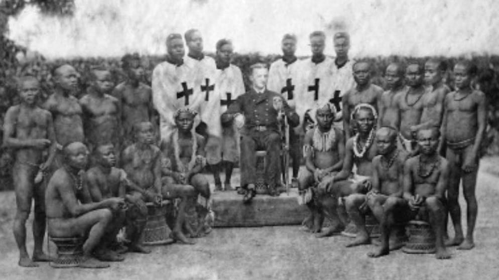 Die Sentinelesen. Die Skepsis hat ihre Gründe. Bei seiner Ankunft 1880 entführt der britische Kolonial-Offizier Maurice Vidal Portman die ersten sechs Personen, die er trifft: zwei Alte und vier Kinder. Sie werden neben anderen Völkern ausgestellt. Die Alten sterben schnell,...