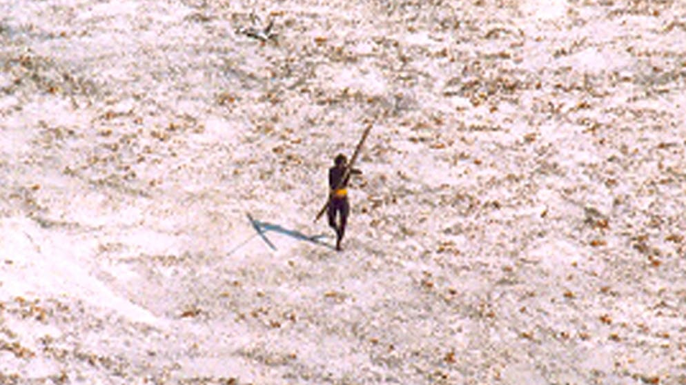 Die Sentinelesen. Nach dem Tsunami von 2004 fliegt die indische Küstenwache über die Insel. Sogar ihr Helikopter wird von den Sentinelesen angegriffen.