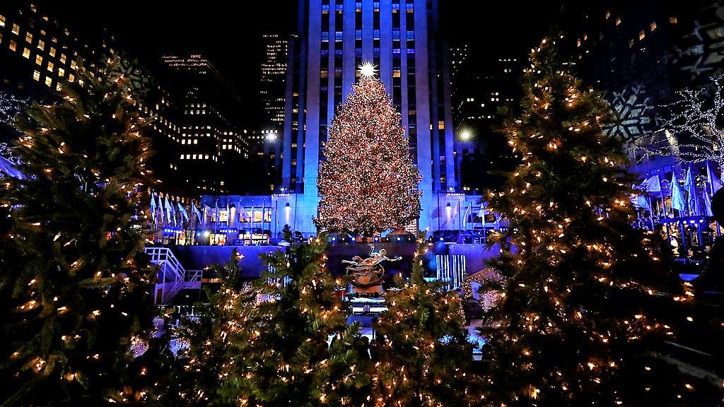 New York. Weihnachtsbaum am Rockefeller Center erstrahlt wieder