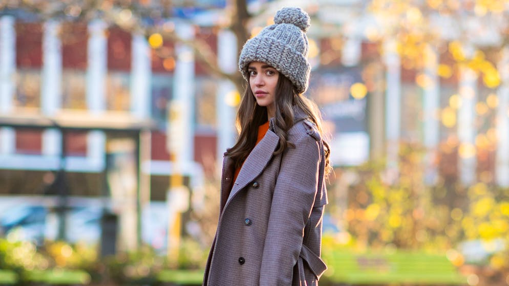Grobstrick und Bommel sehen nicht nur gut aus, sie halten auch die Ohren warm. Und sorgen für ausgeglichene Proportionen – wenn der Look untenrum oversize ausfällt, schadet ein bisschen Volumen auf dem Kopf nicht.