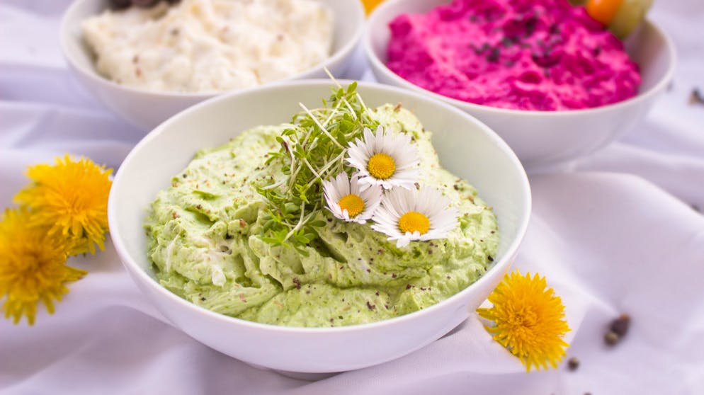 Tschüss Chips und Erdnüsse: Das sind die gesunden Snack-Alternativen. Joghurt ist Ihnen zu langweilig? Wie wäre es dann mit einem Avocado-Dip? Wer nun argumentiert, Avocados hätten so viel Fett, der hat recht. Doch es handelt sich dabei um ungesättigte Fettsäuren, die Ihnen länger das Hungergefühl nehmen. Auch Hummus ist ein gesunder Dip. Der besteht aus Kichererbsen und kann ebenfalls in der heimischen Küche entstehen.