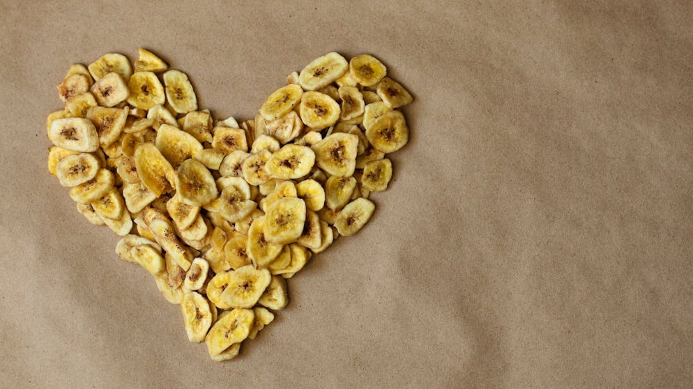 Tschüss Chips und Erdnüsse: Das sind die gesunden Snack-Alternativen. Das Gleiche gilt auch für Bananen-Chips. Die sind schön knusprig und eine super Alternative zum gekauften Snack, haben wie die Apfel-Chips aber natürlich einen hohen Fruchtzuckeranteil.