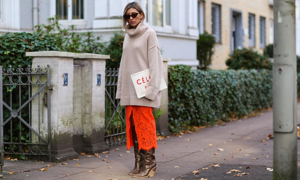 Fetslicher Spitzenrock zum Oversize-Kaschmir-Pulli: Sieht besser aus, als es sich im ersten Moment anhört.
