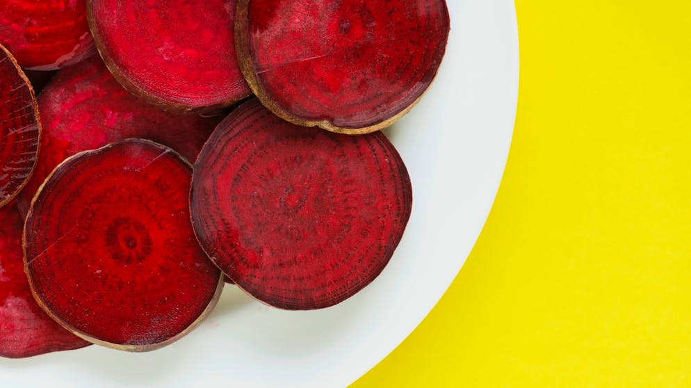 Tschüss Chips und Erdnüsse: Das sind die gesunden Snack-Alternativen. Auch Rote Bete eignet sich wunderbar als Chips-Ersatz. Einfach in dünne Scheiben schneiden (Handschuhe nicht vergessen, sonst sind die Hände rot!), für 40 Minuten in den Backofen bei 180 Grad, ein bisschen Meersalz drüber, fertig!