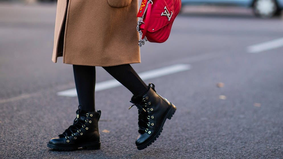 Combat Boots mit kleinen Details wie verzierten Ösen, Schnallen und Nieten wirken cool und verleihen dem Outfit eine rockige Note.