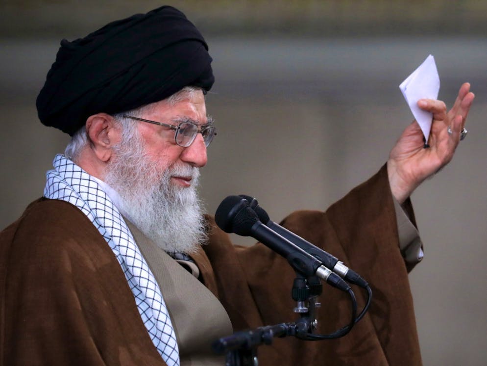 L'ayatollah Ali Khamenei, a gamba tesa su Trump.